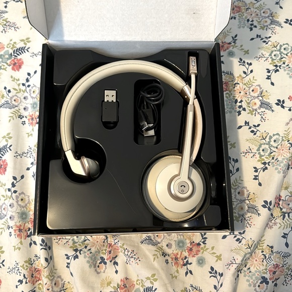 Vonztek Wireless Headset with Microphone. - Picture 2 of 5